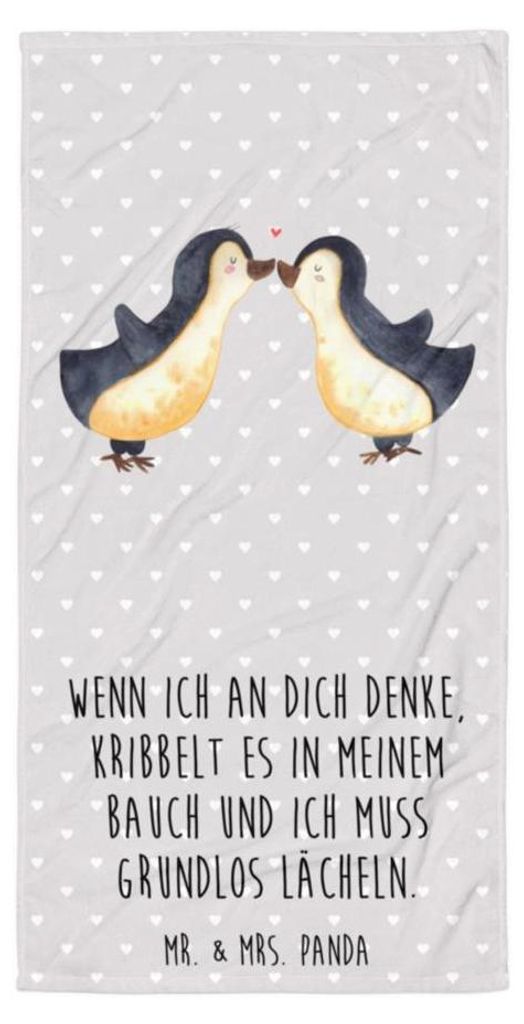 Mr. & Mrs. Panda Strandtuch Pinguine Kuss - Grau Pastell - Geschenk, Hochzeitstag, Freundin, Handtuch, für Frauen, Valentinstag, Freund, Mitbrings...