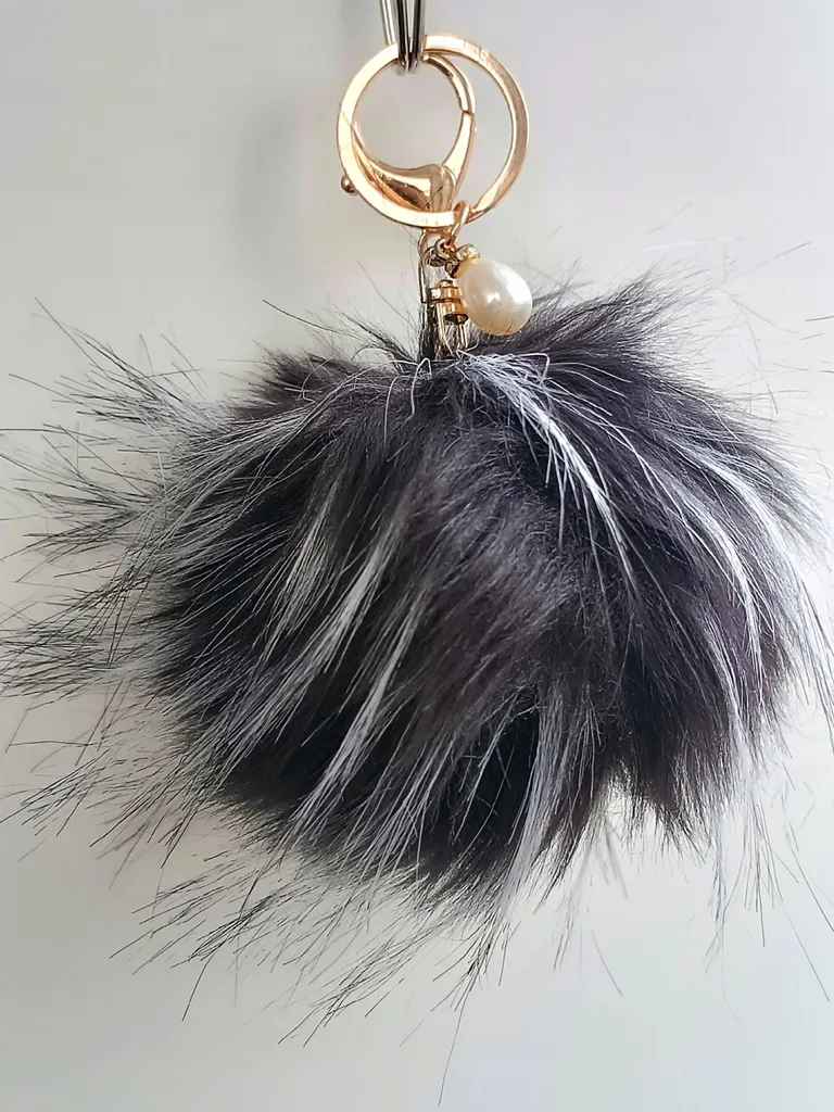 Portachiavi Grande Pompon Pelliccia Nero Bianco Oro con Perla Elegante