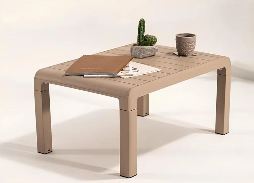 Table de jardin stable beige au design stylé et structure robuste