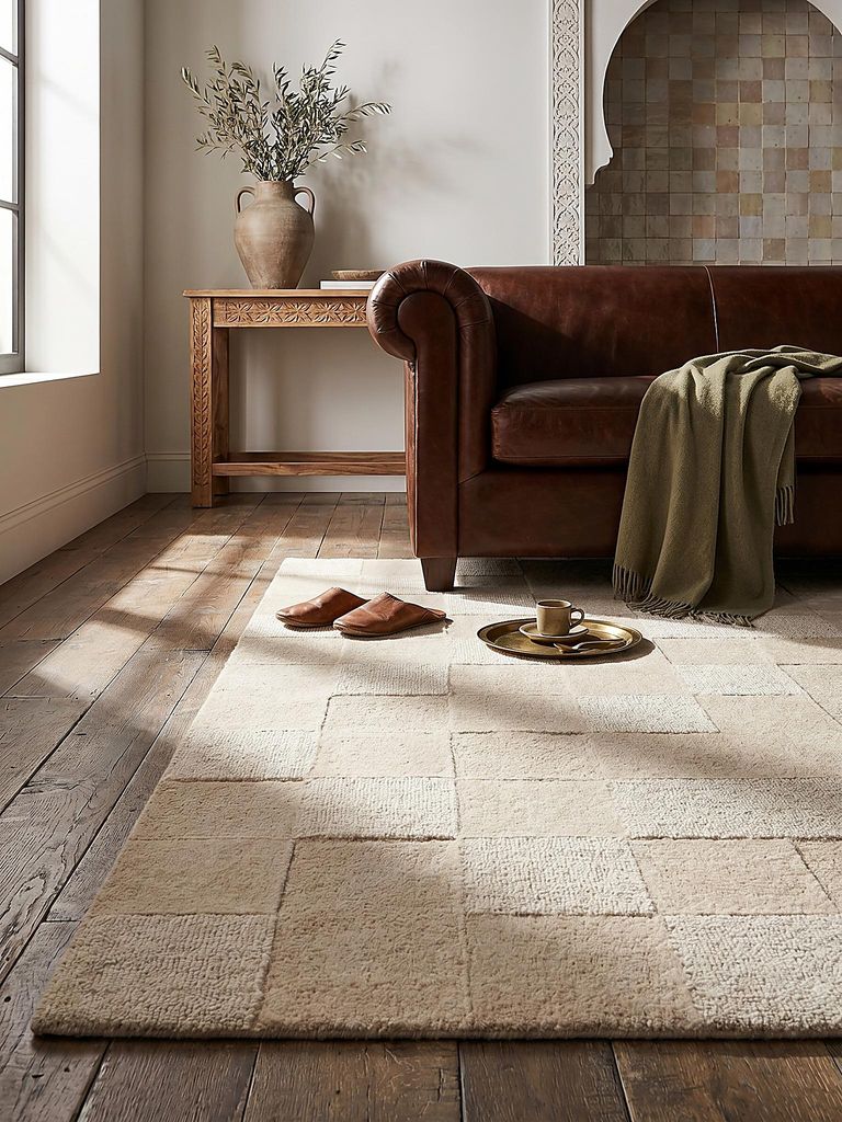 Eleganter Teppich in neutralen Tönen DEBEN SETH | KADIMA DESIGN