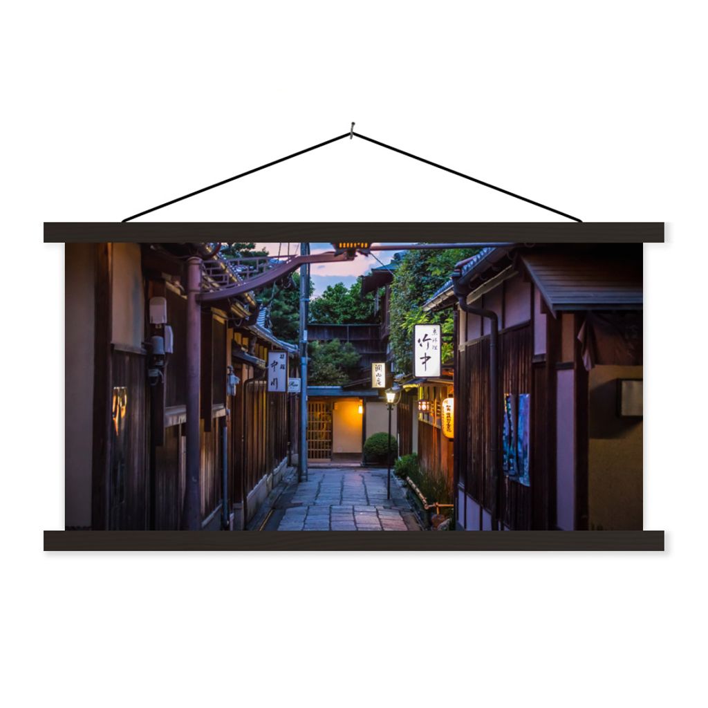 MuchoWow Textilposter Ein traditioneller Baum hinter den Straßen bei Gion in Japan 60x30 cm mit schwarzem Rahmen - Textilien