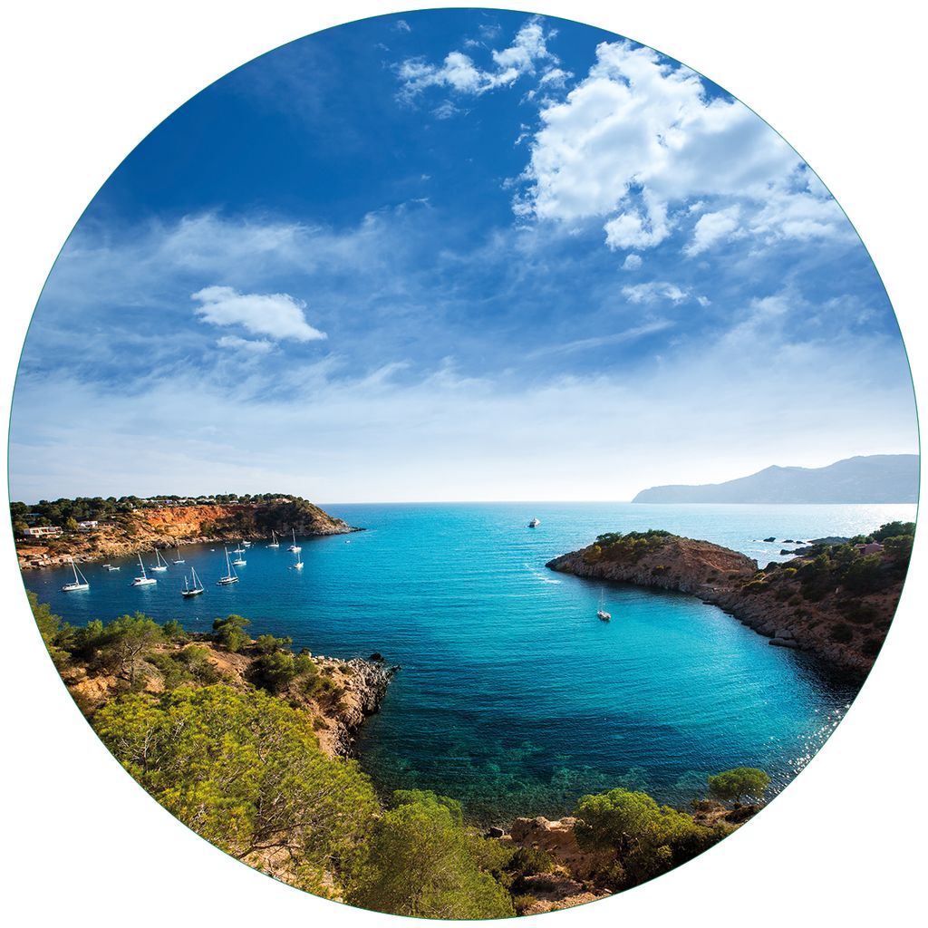 Wallario Premium Glasbild, freischwebende Optik, kräftige Farben, rund 50cm Durchmesser, Motiv Ibiza - Blick von einer Bucht aufs Meer