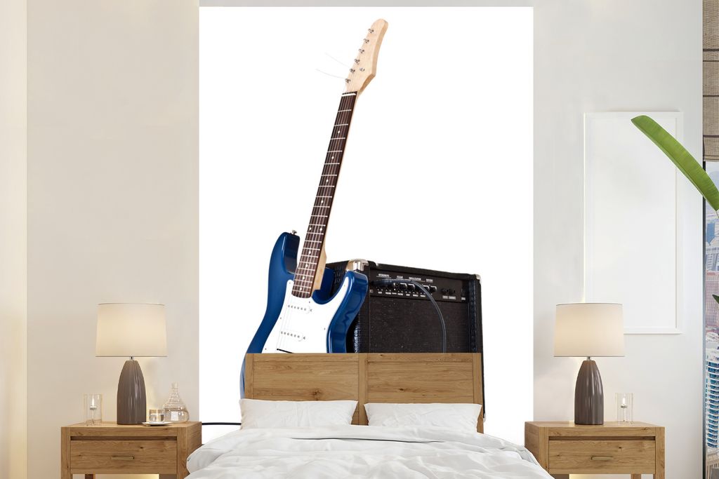 MuchoWow Fototapete für Wohnzimmer oder Schlafzimmer Wandtapete Vinyl Motivtapete Eine E-Gitarre, die an einen Verstärker gelehnt ist - 155x240...