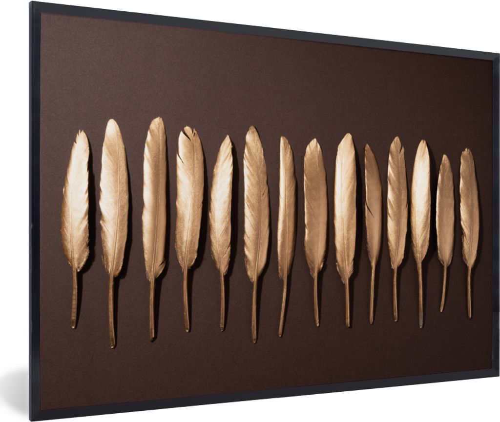MuchoWow MuchoWow Gerahmtes Poster Goldene Federn auf braunem Hintergrund 90x60 cm - Poster mit zchwarzem Bilderrahmen - Fotorahmen - Foto-Plakat