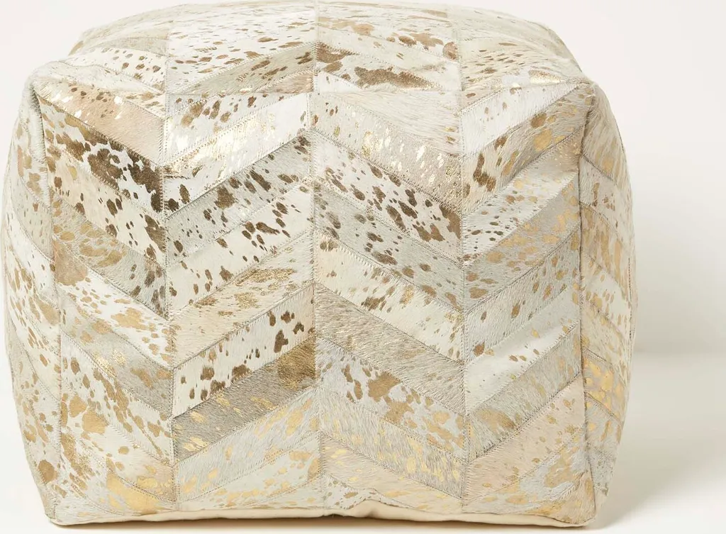 Pouf en cuir motif chevron crème et or avec finitions fourrure 50x40