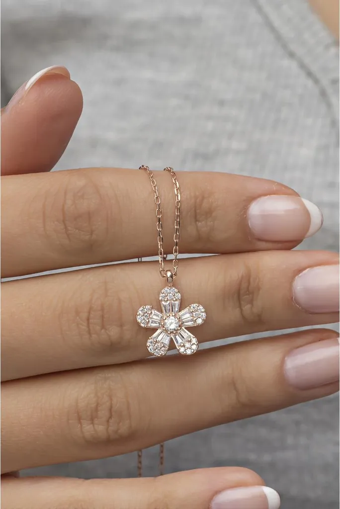 Collier argent femme fleur et pierres baguette : éclat et finesse pure