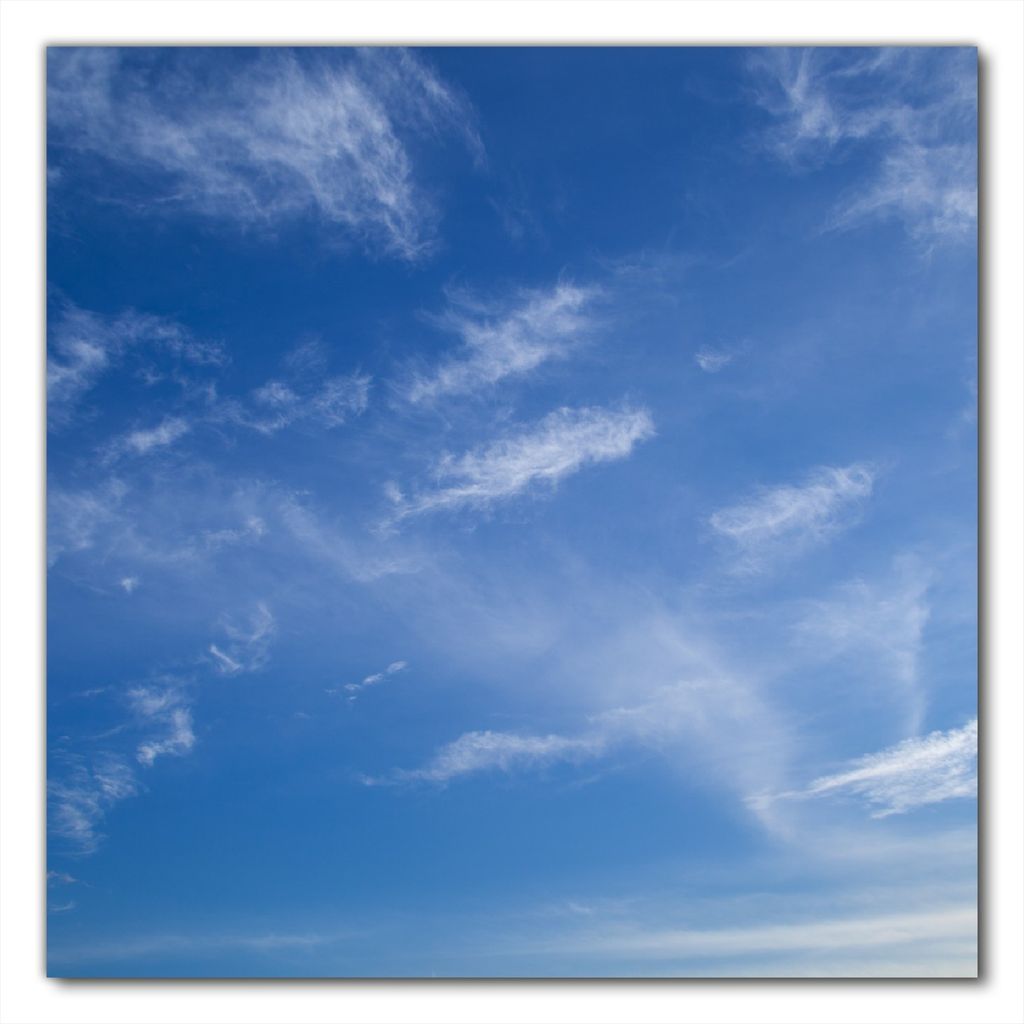 Wallario selbstklebende Möbelfolie/ Tischdecke für Innen und Außen, Größe: 50 x 50 cm - Blauer Himmel mit vereinzelten Wolken