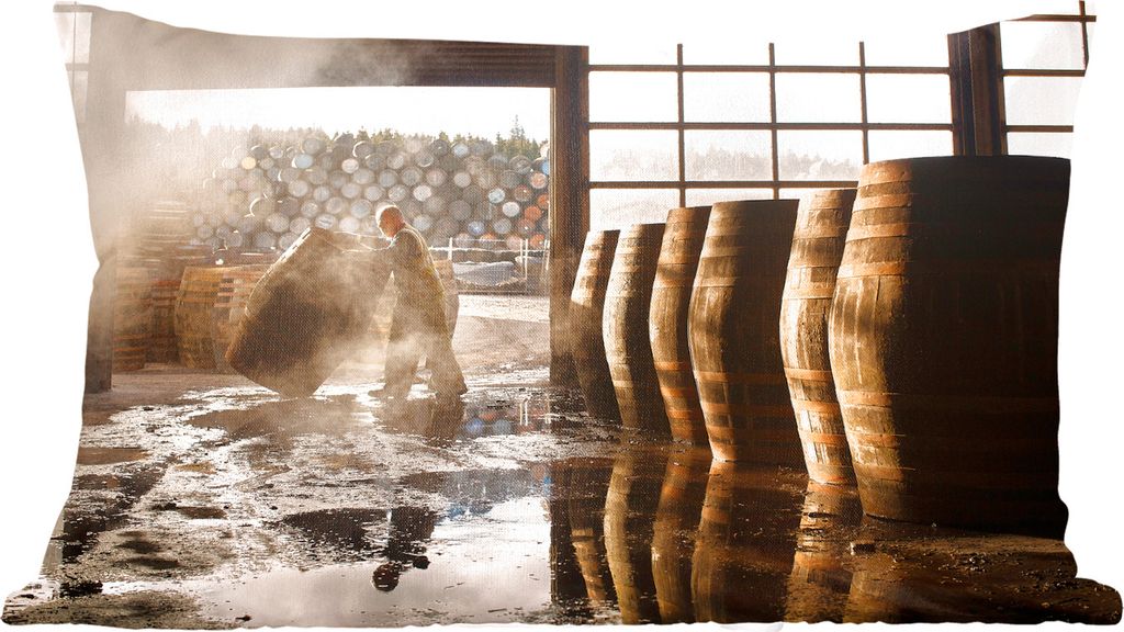 MuchoWow Zierkissen Sofakissen Wohnzimmer Dekokissen 60x40 cm Männlicher Angestellter in einer Whiskyfabrik - Kopfkissen - Polster mit Foto