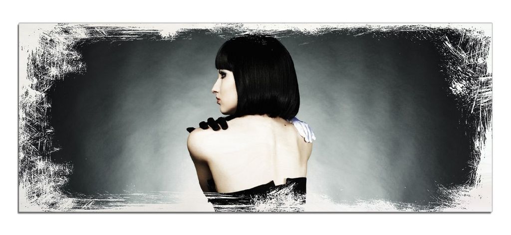 Wallario Kunstdrucke Wandbilder Holz in : Brillante Farben, Größe 50 x 125 cm Motiv Schöne Frau im schwarzen Kleid zeigt ihren Rücken