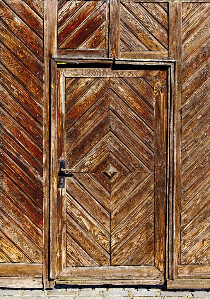 Wallario Poster - Alte Holztür mit diagonalem Muster, Kunstdruck Größe: 70 x 100 cm