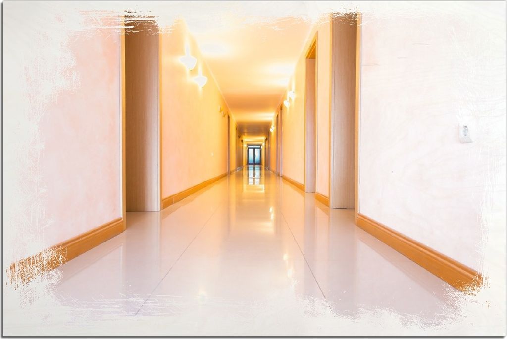 Kunstdrucke Wandbilder Holz in : Brillante Farben, Größe 60 x 90 cm Motiv Strahlend sauberer Flur mit goldenem Licht und weißen Wänden