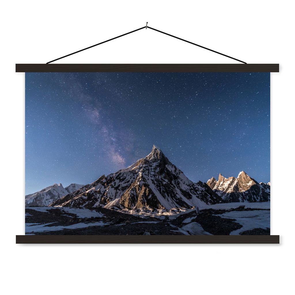 MuchoWow Textilposter Milchstraße über dem Berg K2 90x60 cm mit schwarzem Rahmen - Aufhängungssatz