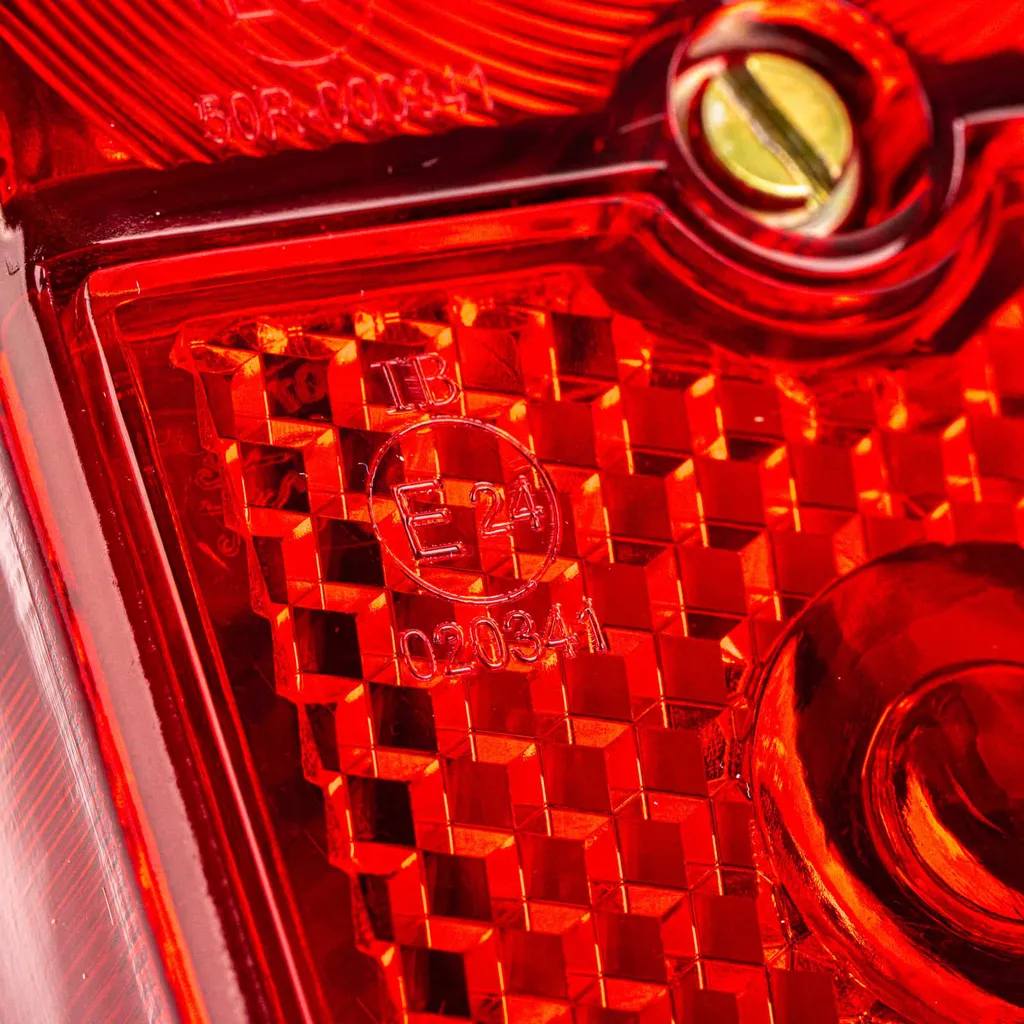 Feu arrière Angular rouge Simson SR4-4 Hawk avec cabochon renforcé 6V - 13