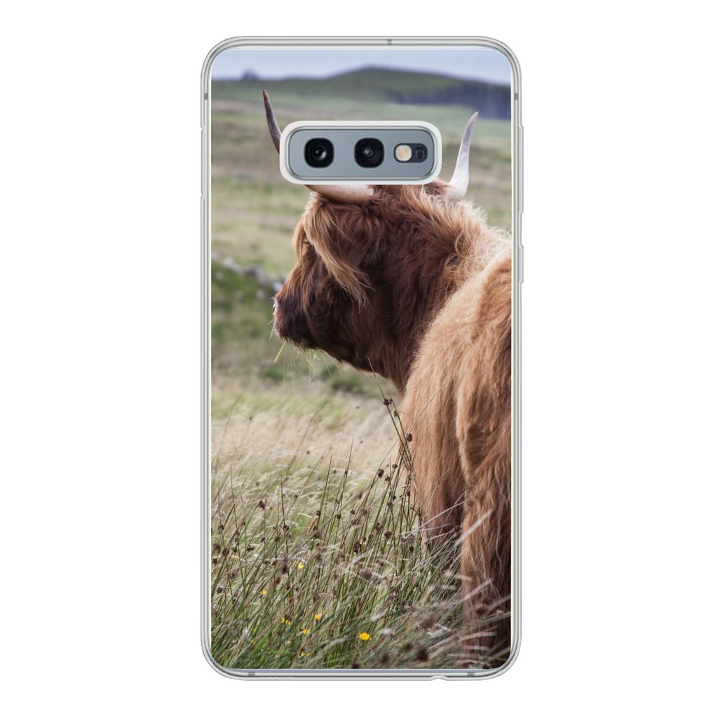 MuchoWow Handyhülle Schutzhülle Hülle für Samsung Galaxy S10e Schottische Highlander - Natur - Meer Silikon Softcase Handy Hülle - Handy