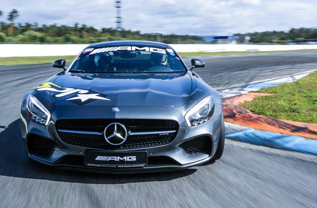 Jochen Schweizer Mercedes AMG GT-S Rennstreckentraining; Erlebnis verschenken oder selbst erleben; Gutschein gültig für 1 Person Zuschauer mögl...