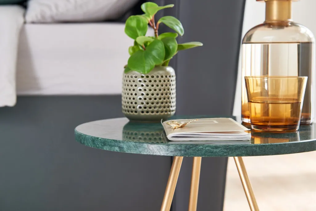 Table d'appoint stable en marbre vert et métal or pour petit salon chic