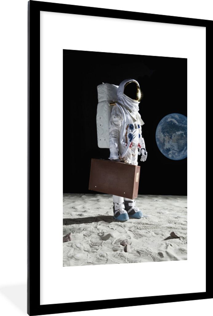 MuchoWow Gerahmtes Poster Astronaut - Koffer - Mond 60x90 cm - Poster mit Schwarzem Bilderrahmen Wandposter Rahmen Foto Bilder - Dekoration - Wan...