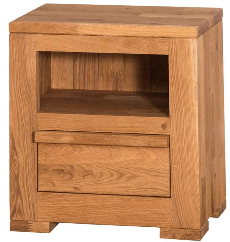 Aménager une chambre rustique avec cette table de chevet en bois clair