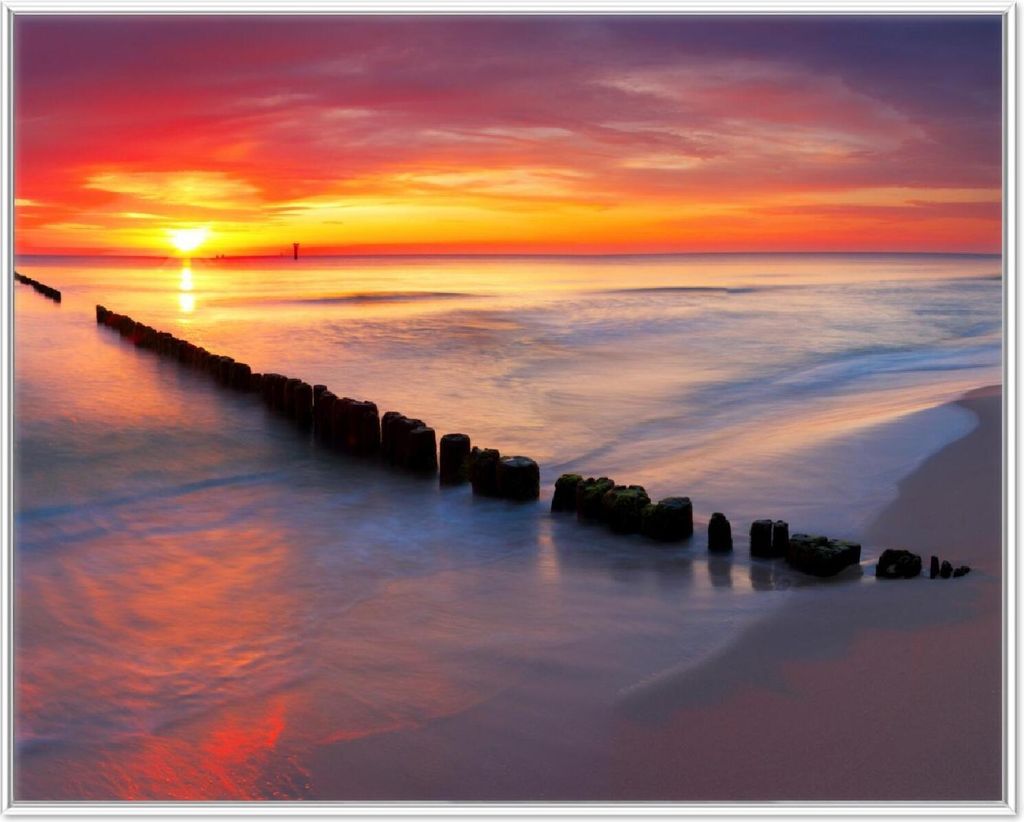 Wallario Wandbild Farbenspiel im Himmel - Sonnenuntergang am Strand, Größe: 40,30 x 50,30 cm, Poster mit weißem Aluminiumrahmen