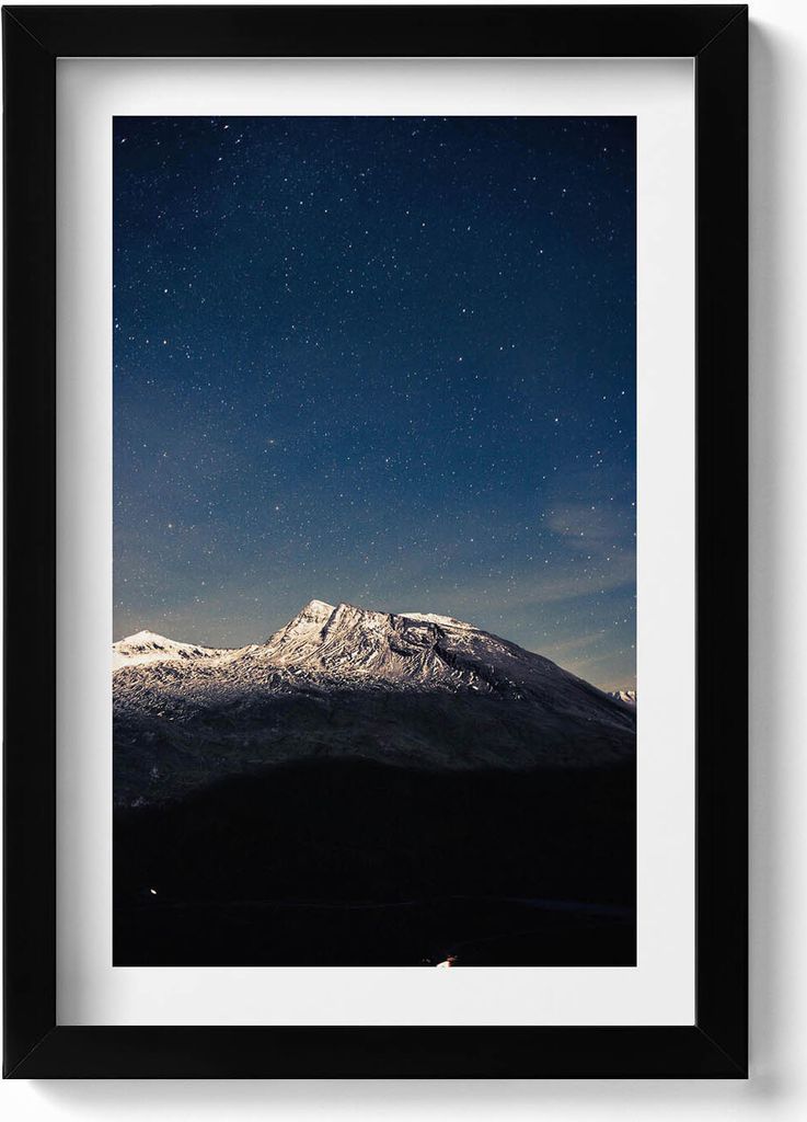 Berglandschaft vor Sternenhimmel– Wandbild mit Rahmen – Gerahmtes Bild – Wanddekoration – 20x30 cm – Schwarz