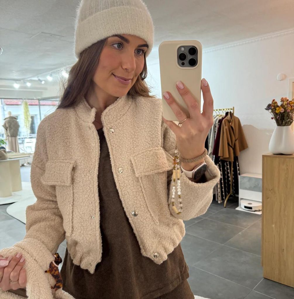 Damen Boucle Jacke "Isa" Creme Onesize (XS-XL) - für Frauen Bouclejacke, oversize kurz Jacke mit Druckknöpfe vorne, 2 Brusttaschen, Übergangsjacke