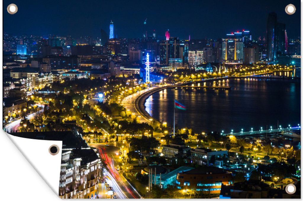 MuchoWow 60x40 cm Outdoor-Poster Gartendeko Sichtschutz Garten Poster für den Garten Die beleuchtete Stadt Baku und die Bucht in Asien bei Nacht