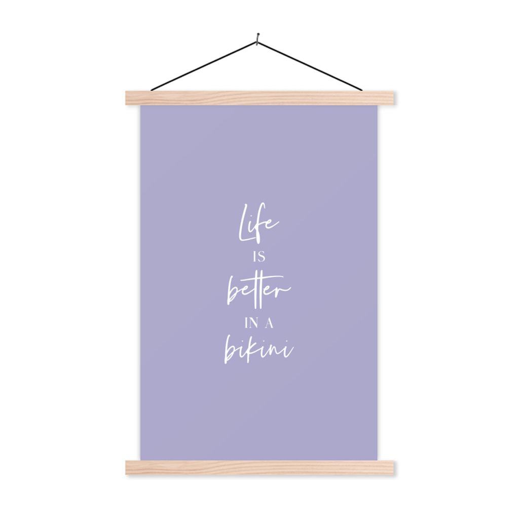 MuchoWow Textilposter Das Leben ist besser im Bikini - Lila - Zitat 60x90 cm mit holzfarbenen Rahmen - Textil