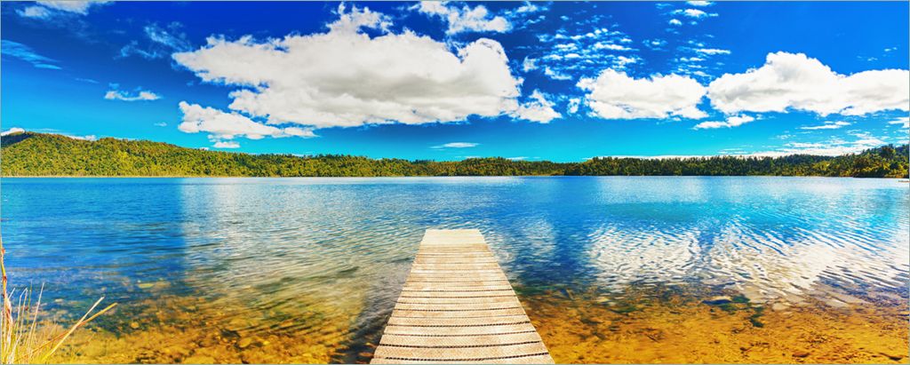 Wallario selbstklebendes Poster - Klarer See mit Steg - Blauer Himmel, Größe: 80 x 200 cm