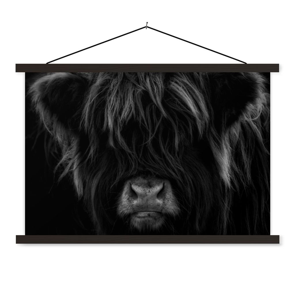 MuchoWow Textilposter Schottischer Highlander - Kuh - Schwarz - Weiß - Porträt 60x40 cm mit schwarzem Rahmen - Hölzernes
