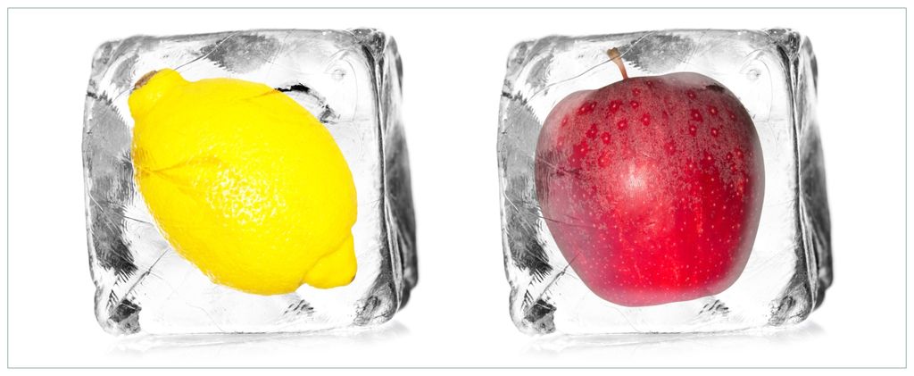 Wallario Premium Glasbild, freischwebende Optik, kräftige Farben, Größe 80 x 32 cm Motiv Zitrone in Eiswürfel - Eiskaltes Obst