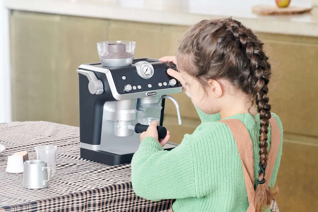 Machine à café DeLonghi Casdon réaliste avec accessoires et mousse