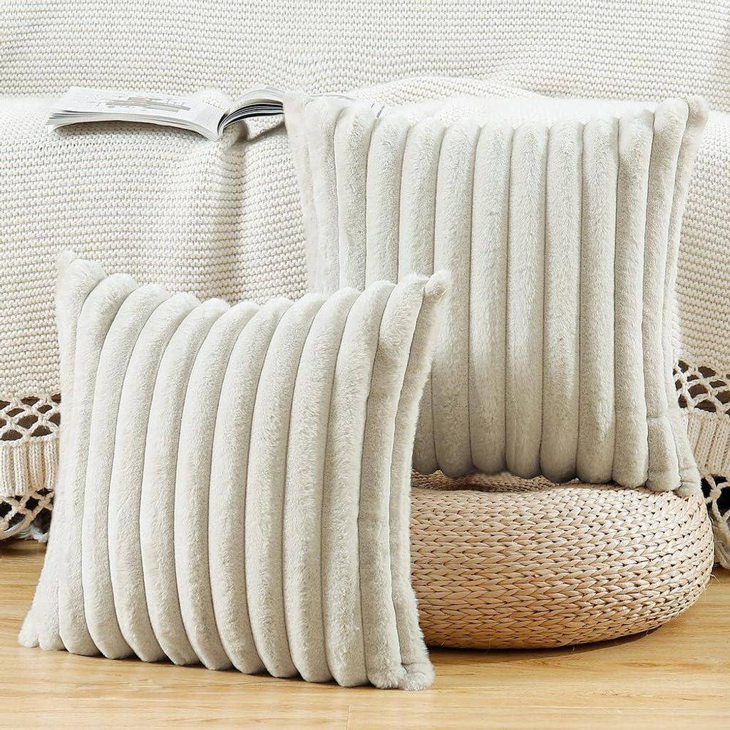 Set mit 2 dekorativen Kissenbezügen aus Kunstfell, weich und flauschig mit Streifenmuster für Sofa und Schlafzimmer, grau und weiß, 60 x 60 cm