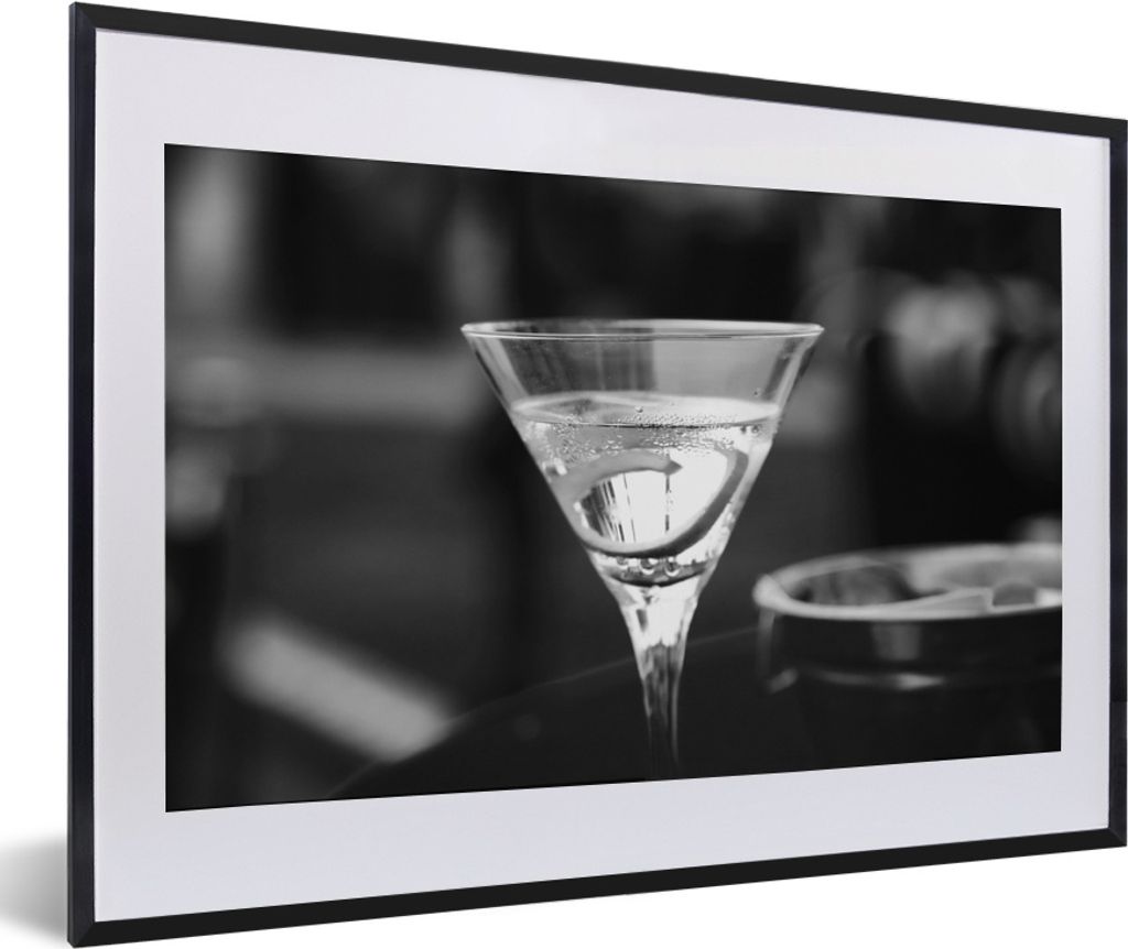 MuchoWow MuchoWow Gerahmtes Poster Ein Glas Martini, serviert in einem klassischen Hollywood-Film 60x40 cm - Poster mit zchwarzem Bilderrahmen ...