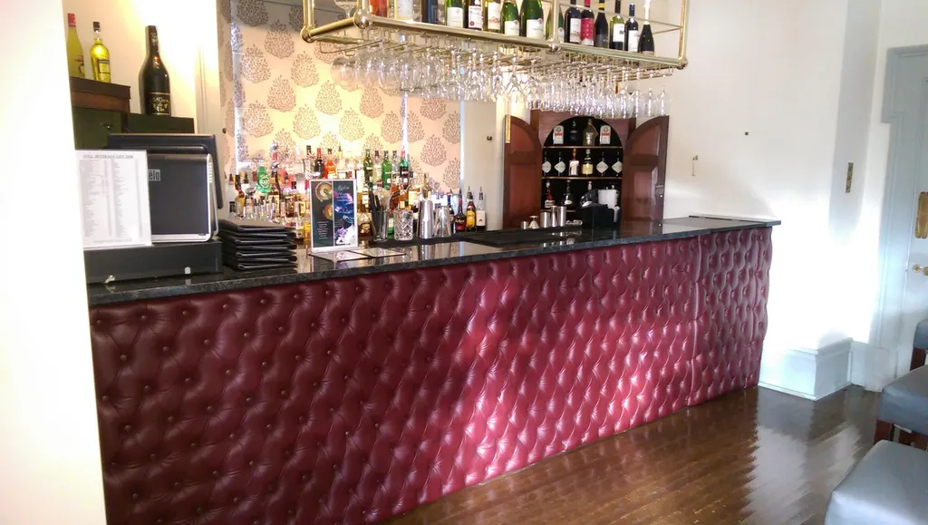 Revêtement Mural Rembourré et Panneaux de Bar Design en Sur-Mesure Pro