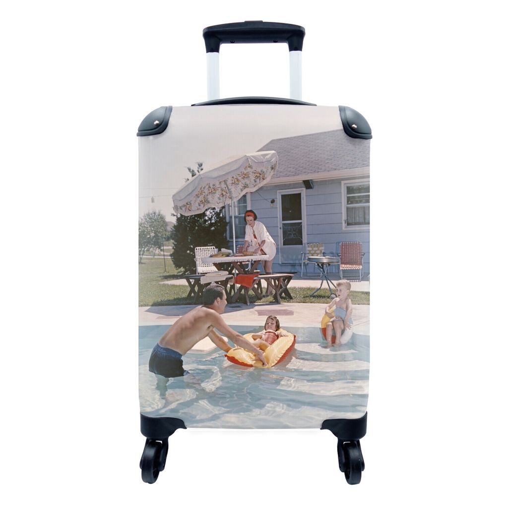 MuchoWow Koffer Handgepäck Trolley Rollkoffer Kleine Reisekoffer mit 4 Rollen - Sechziger Jahre Familie im Schwimmbad - Cabin Size < 55x40x23 cm...
