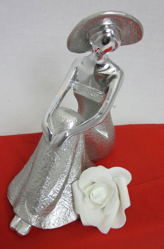 Poly Lady Diva sitzend-Arme nach vorn, silber glänzend ca.16x16x8cm