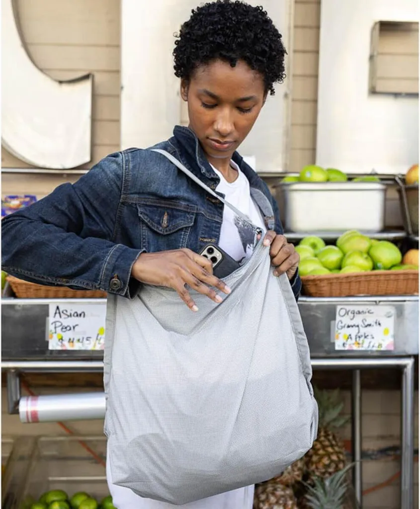 Ne manquez plus de place avec le Packable Tote 12L Peak Design Raw robuste - 6