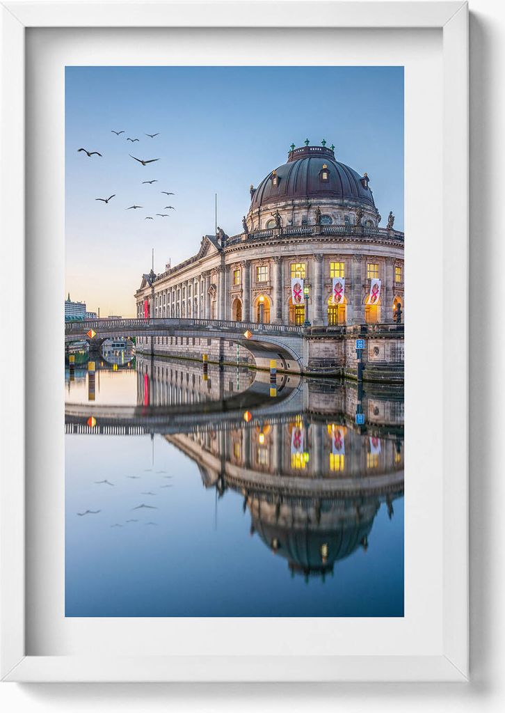 Bode-Museum in Berlin– Wandbild mit Rahmen – Gerahmtes Bild – Wanddekoration – 40x60 cm – Weiß