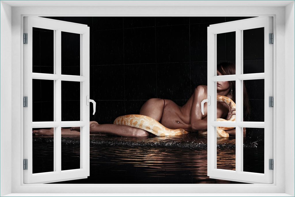 Wallario Poster mit Fenster-Illusion: Nackte Frau mit Python-Schlange im Wasser, Größe: 61 x 91,5 cm (Maxiposter)