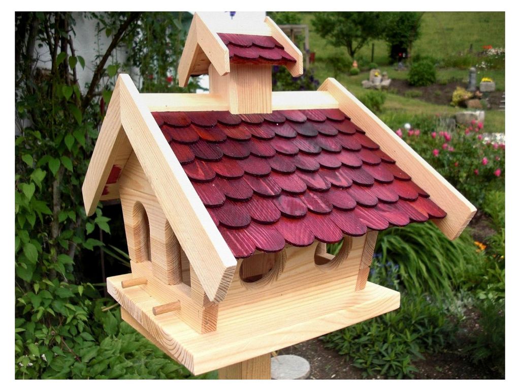 Vogelhaus aus Holz mit Ständer und Nistkasten