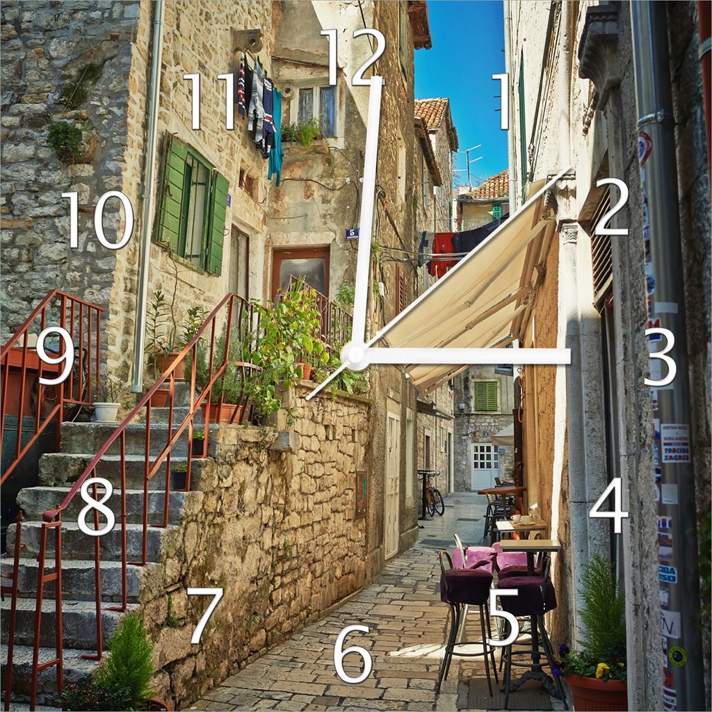 Wallario Design Wanduhr Romantische Gasse in Kroatien mitten in der Stadt aus Echtglas, Größe 30 x 30 cm