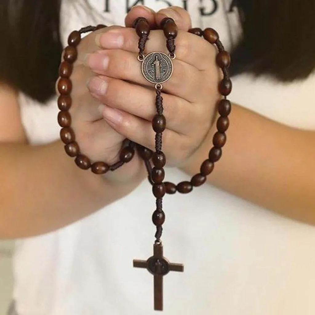 Chapelet chrétien en bois naturel pour méditation et cadeau de baptême