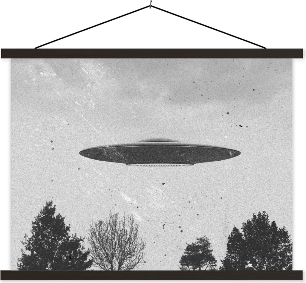 MuchoWow Textilposter Ufo - Vintage - Baum - Schwarz - Weiß 150x113 cm mit schwarzem Rahmen - Wohnzimmer