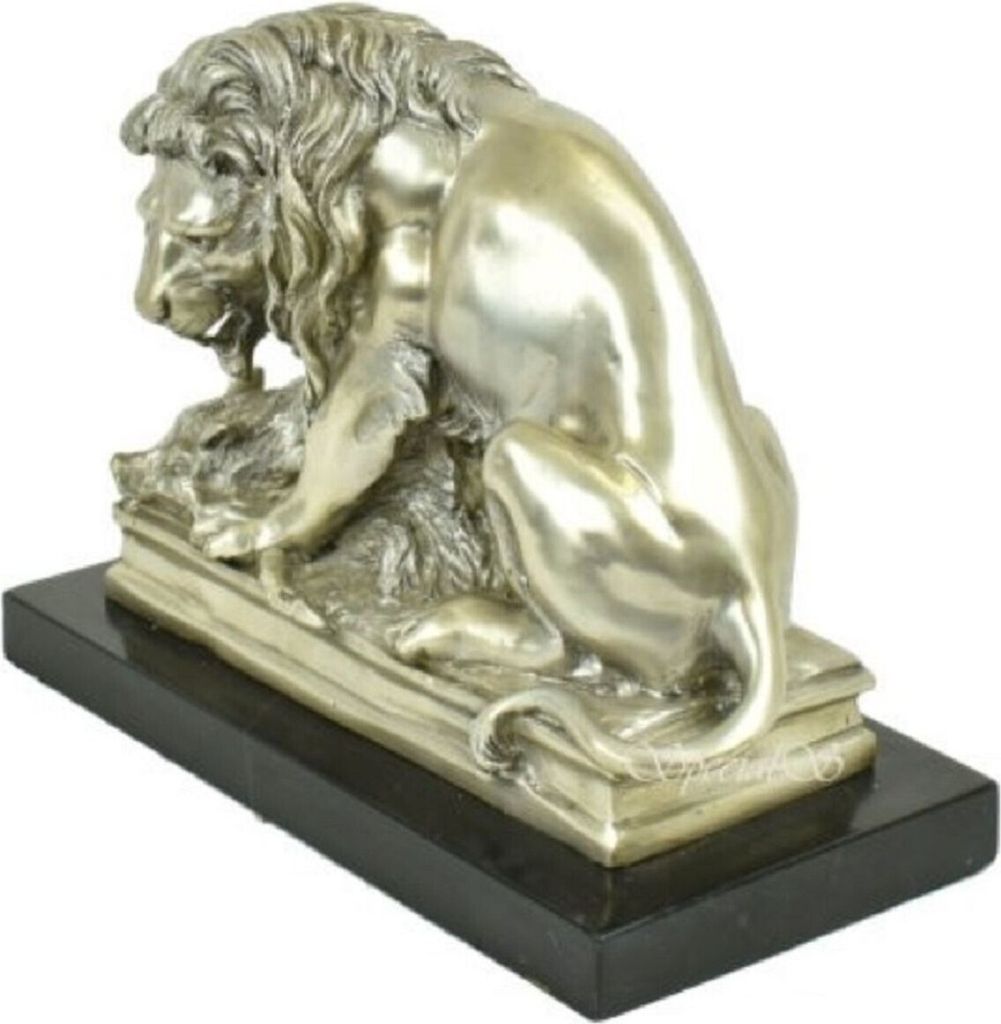 Casa Padrino Luxus Bronzefigur mit Marmorsockel Löwe mit Beute Silber / Schwarz 26 x 10 x H. 20 cm - Versilberte Bronze Skulptur