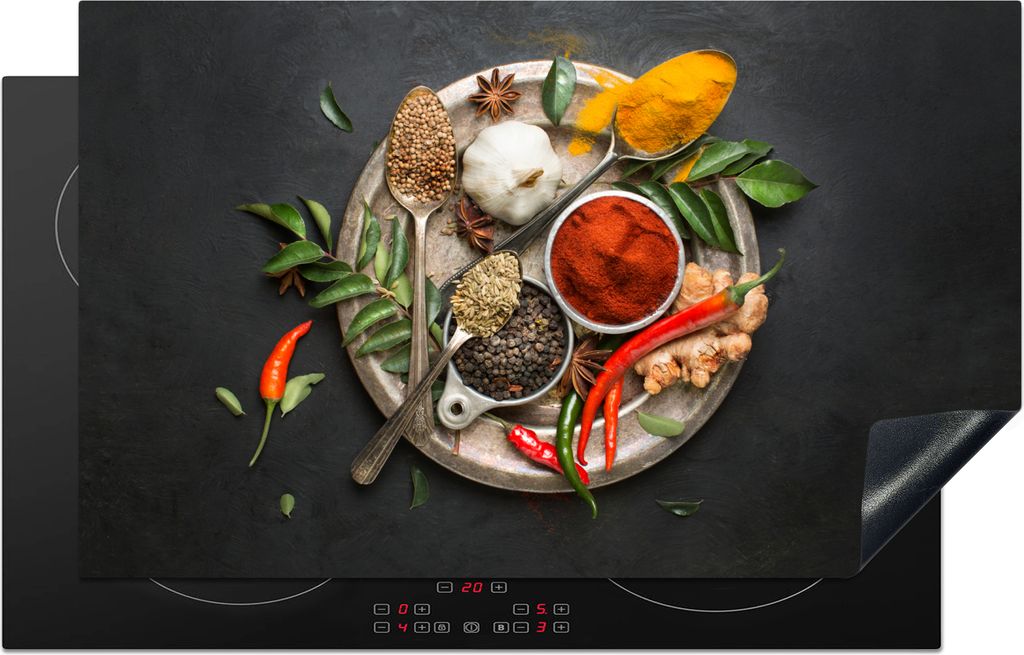 KitchenYeah Herdabdeckplatte Gewürze - Teller - Pfeffer - Schwarz - Löffel - Silber , 83x51cm, Küche Deko, Glaskeramikkochfeld Herdabdeckung, ...