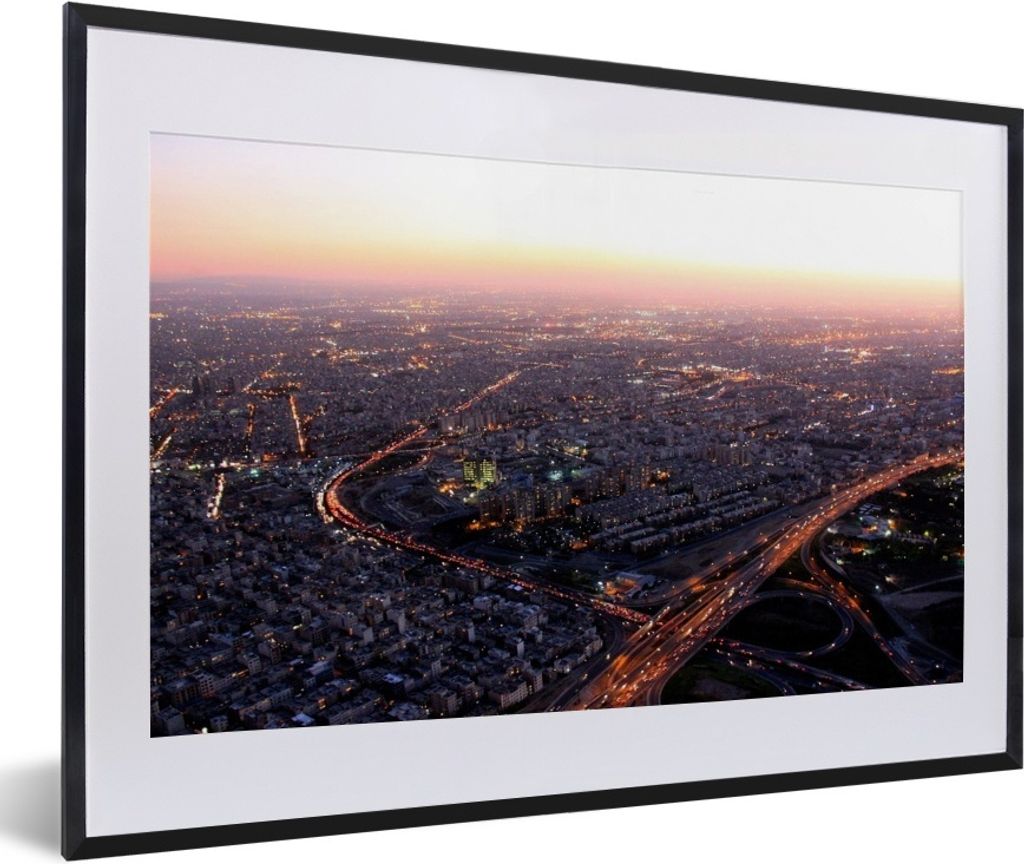 MuchoWow MuchoWow Gerahmtes Poster Teheran erleuchtet in der Träumerei 60x40 cm - Poster mit zchwarzem Bilderrahmen - Schlafzimmer - Plakat in...