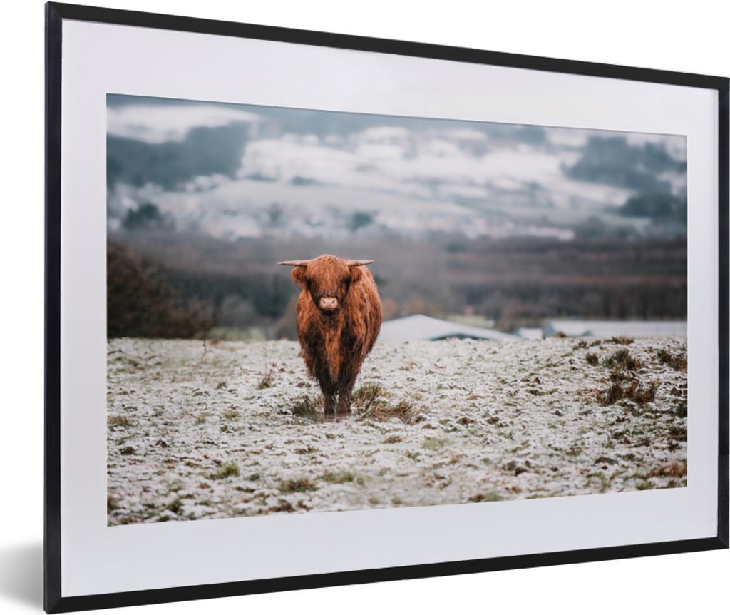 MuchoWow Gerahmtes Poster Schottischer Highlander - Schnee - Himmel 60x40 cm - Poster mit Schwarzem Bilderrahmen Wandposter Rahmen Foto Bilder - ...