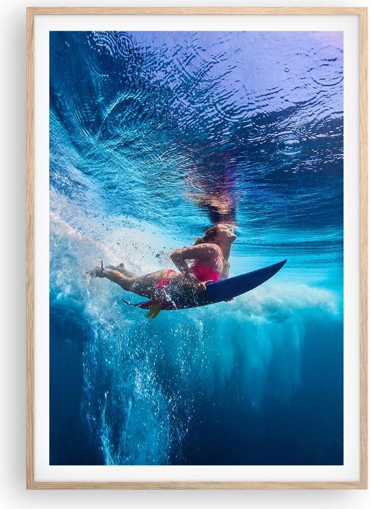 Gerahmtes Poster - Rahmen in heller Eiche - Surfen Frau Produktbild 
