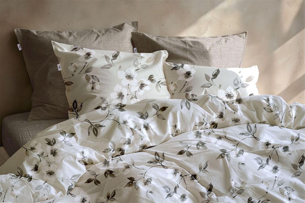 Zo! Home Flanell Bettwäsche 155x220 Ines Grey Blüten Blätter silber grau