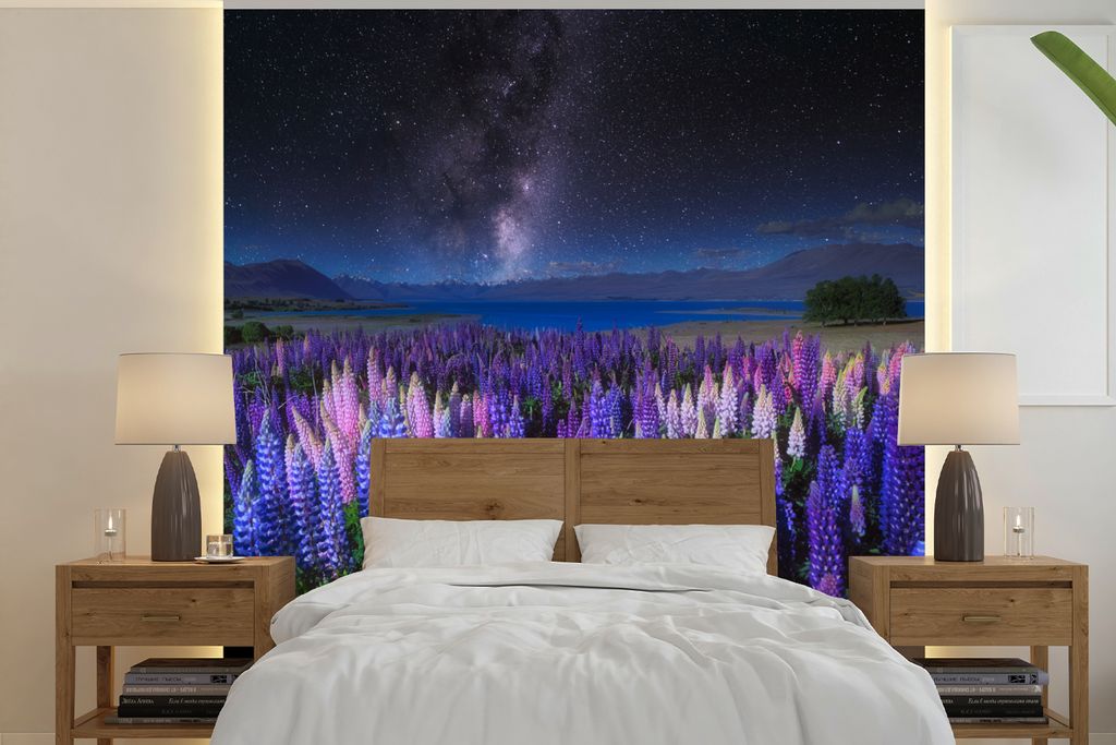 MuchoWow Fototapete für Wohnzimmer oder Schlafzimmer Wandtapete Vinyl Motivtapete Blumen - Nacht - Lupine - Sternenhimmel - Lila - Natur - 300x3...